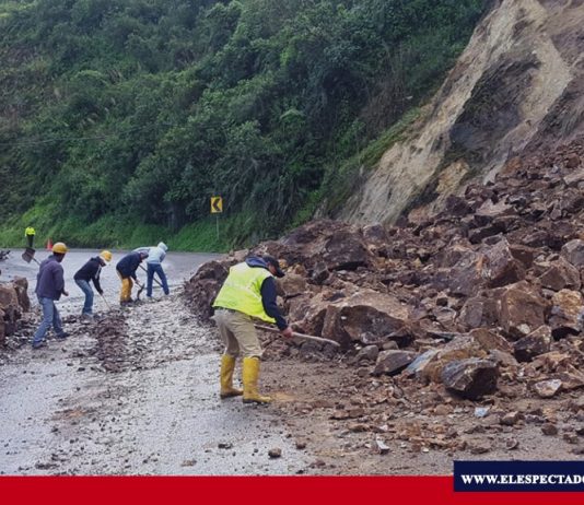 Despejan carreteras vía Alausí por derrumbes