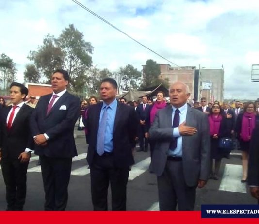 Celebran desfile cívico en honor a Riobamba