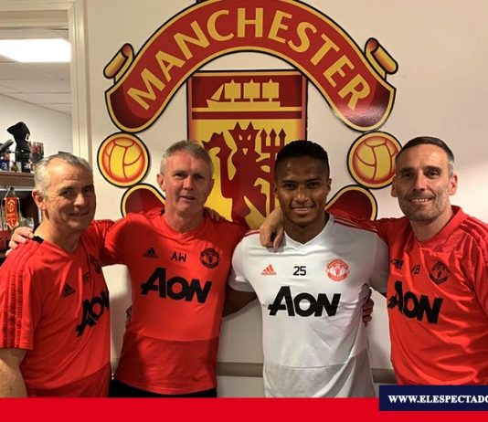 Antonio Valencia condecorado en Presidencia
