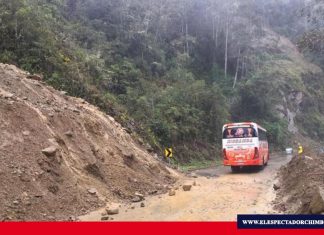 Un carril habilitado en la vía Macas-Riobamba