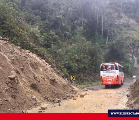 Un carril habilitado en la vía Macas-Riobamba