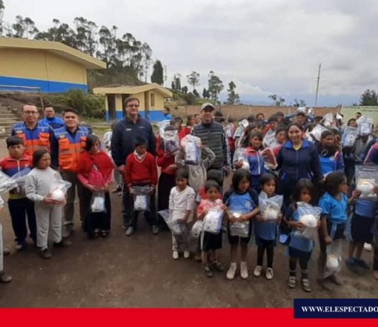 Entrega de kits volcánicos en parroquias de Riobamba afectadas por caída de ceniza