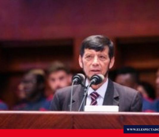 Asambleísta y asesor increparon a periodista durante una entrevista