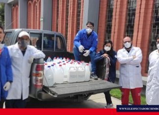 Integrantes de la Espoch donaron 300 litros de gel antibacterial al MSP