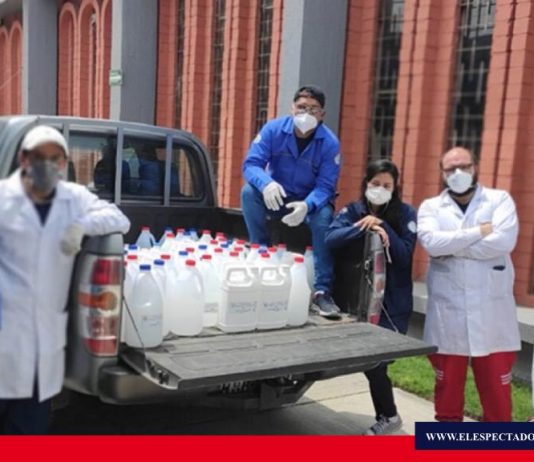 Integrantes de la Espoch donaron 300 litros de gel antibacterial al MSP