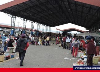 Ciudadanos rompieron cerco policial del Mercado Mayorista de Riobamba