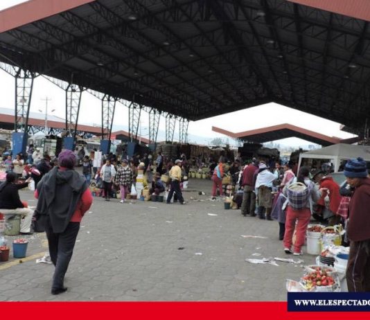 Ciudadanos rompieron cerco policial del Mercado Mayorista de Riobamba