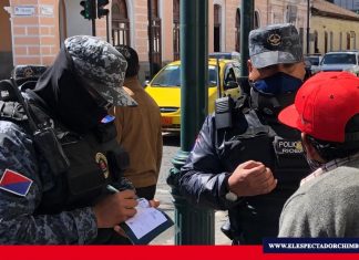 Verificación del uso obligatorio de mascarillas en Riobamba