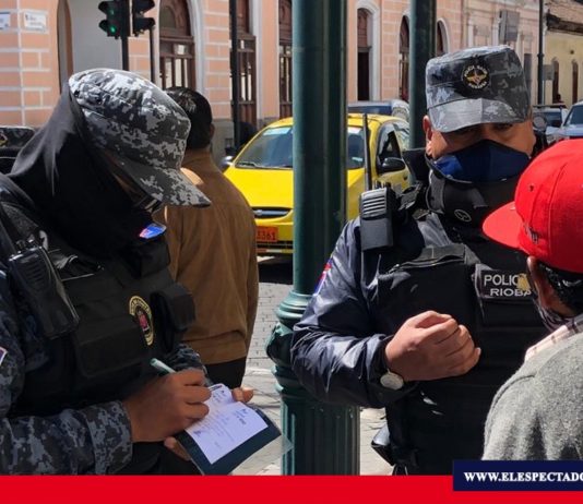 Verificación del uso obligatorio de mascarillas en Riobamba