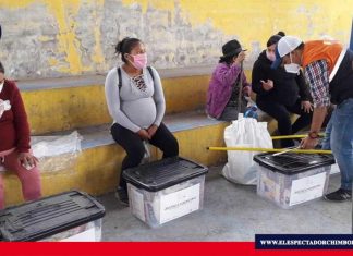 Asistencia humanitaria continúa Los Kits de productos de primera necesidad y de limpieza se entregaron también a personas pertenecientes a grupos de riesgo tales como adultos mayores, personas con discapacidad y mujeres embarazadas. “Las entregas se realizan en coordinación con líderes barriales y comunitarios”. Foto: GADM Chunchi.