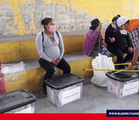 Asistencia humanitaria continúa Los Kits de productos de primera necesidad y de limpieza se entregaron también a personas pertenecientes a grupos de riesgo tales como adultos mayores, personas con discapacidad y mujeres embarazadas. “Las entregas se realizan en coordinación con líderes barriales y comunitarios”. Foto: GADM Chunchi.