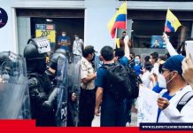 Médicos posgradistas protestaron en las calles de Quito