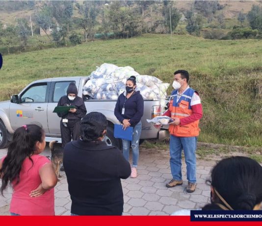 Kits volcánicos se entregan a familias afectadas por la caída de ceniza En la jornada del lunes 21 de septiembre, se continuó con la entrega de 750 kits adicionales y otros 2000 kits serán retirados de la ciudad de Riobamba para su posterior distribución en las comunidades afectadas. Foto GADM CHUNCHI.