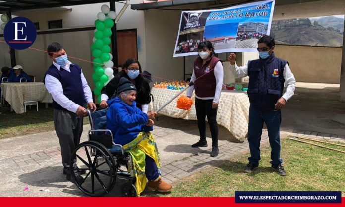 El GAD Municipal agradeció a aquellos ciudadanos residentes dentro y fuera del Cantón que siempre están colaborando con el Centro Gerontológico, mismos que ayudan a fortalecer la atención de los adultos mayores, demostrándoles su cariño y gratitud. Foto: GADM Chunchi.