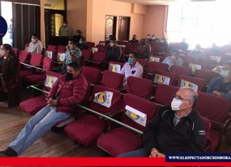 ANT despeja inquietudes de compañías y cooperativas de transporte en Chunchi En este conversatorio participaron: Jorge Luis Ortega Tamayo, vicealcalde del Cantón y servidores de la Unidad Técnica Municipal de Tránsito, Transporte Terrestre y Seguridad Vial del GAD Municipal de Chunchi. Foto GADMCH.