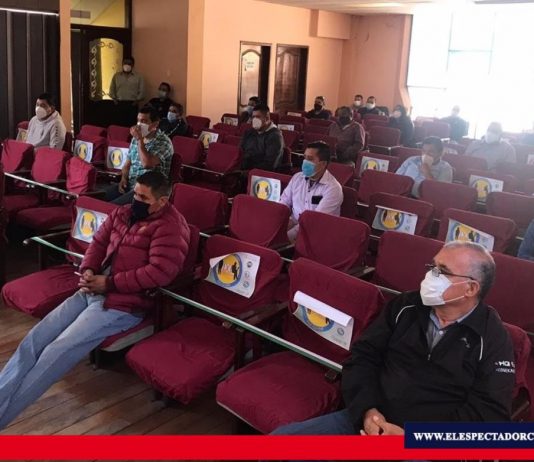 ANT despeja inquietudes de compañías y cooperativas de transporte en Chunchi En este conversatorio participaron: Jorge Luis Ortega Tamayo, vicealcalde del Cantón y servidores de la Unidad Técnica Municipal de Tránsito, Transporte Terrestre y Seguridad Vial del GAD Municipal de Chunchi. Foto GADMCH.