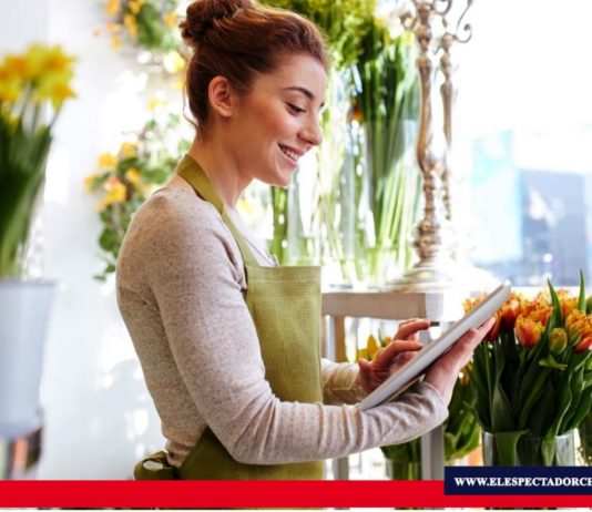 ¿Cómo ahorrar para reinvertir en mi micronegocio? Es importante que los micronegocios prioricen el ahorro como una estrategia interna para fortalecer y apalancar su desarrollo, pues esta buena práctica les ayudará a generar un mayor capital para reinvertirlo en su misma empresa. Mantener una adecuada administración del negocio, en cuanto a los ingresos, gastos y ahorro, permitirá enfocar los recursos para su crecimiento. Foto/ Fuente: Cooperativa Andalucía/ Taktikee Consultores de Comunicación / Cortesía: Richard Condor.