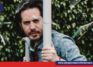 Víctor Aráuz, actor ecuatoriano conversa con el público del centro del país.