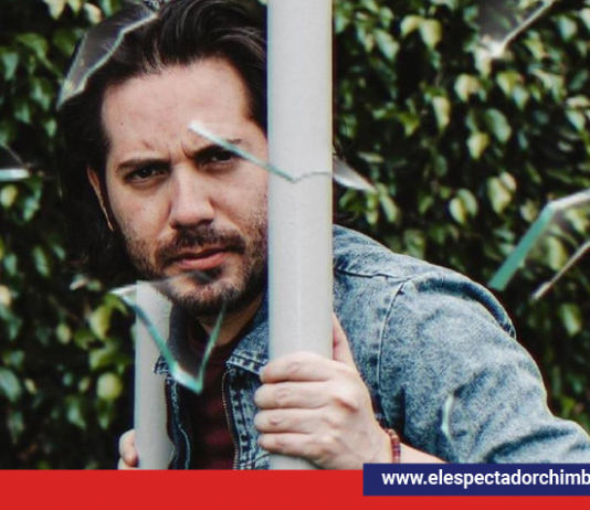 Víctor Aráuz, actor ecuatoriano conversa con el público del centro del país.