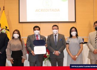 ESPOCH, recibe certificado oficial de acreditación Autoridades institucionales recibieron el Certificado de Acreditación por parte del CACES, La ESPOCH estará acreditada por los próximos cinco años. Foto/ Fuente: DIRECCIÓN DE COMUNICACIÓN Y RELACIONES PÚBLICAS ESPOCH.