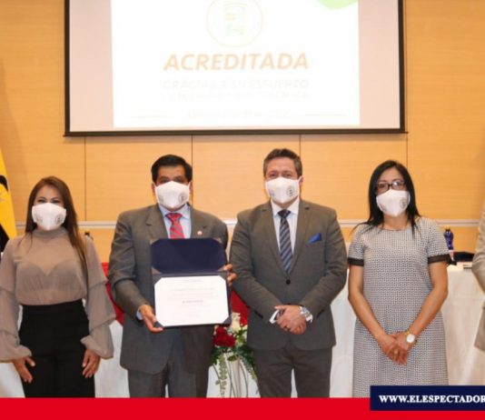 ESPOCH, recibe certificado oficial de acreditación Autoridades institucionales recibieron el Certificado de Acreditación por parte del CACES, La ESPOCH estará acreditada por los próximos cinco años. Foto/ Fuente: DIRECCIÓN DE COMUNICACIÓN Y RELACIONES PÚBLICAS ESPOCH.