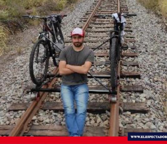Emprendimiento reactiva línea férrea Cristian García y su padre han creado un ingenioso artefacto ecológico para el turismo de aventura sobre las abandonadas rieles del ferrocarril. Foto: Cristian García / Emprendedor.