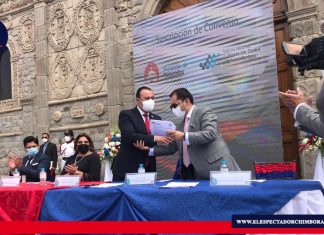 Arcsa realiza convenios para promover desarrollo productivo y educativo de Riobamba Este miércoles 11 de noviembre, el Director Ejecutivo de ARCSA, Mauro Falconí, suscribió un convenio interinstitucional con el Municipio de Riobamba. Foto/ Fuente: Agencia Nacional de Regulación, Control y Vigilancia Sanitaria.