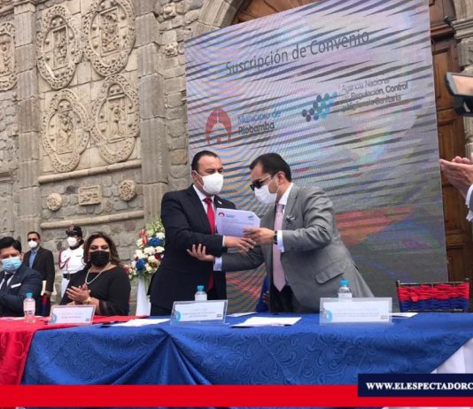 Arcsa realiza convenios para promover desarrollo productivo y educativo de Riobamba Este miércoles 11 de noviembre, el Director Ejecutivo de ARCSA, Mauro Falconí, suscribió un convenio interinstitucional con el Municipio de Riobamba. Foto/ Fuente: Agencia Nacional de Regulación, Control y Vigilancia Sanitaria.