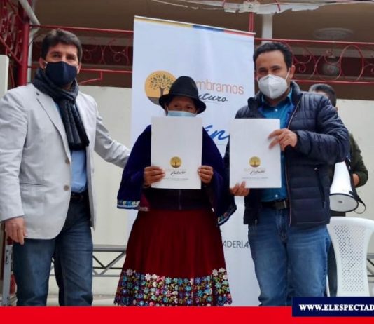 Productores reciben 250 escrituras públicas El Ministerio de Agricultura y Ganadería con su proyecto Sembramos Futuro hizo la entrega de 250 escrituras en el cantón Alausí. Foto: MAG.