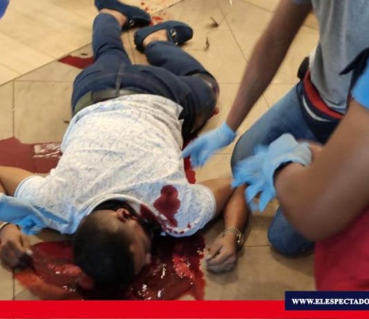 Sicariato dentro de un Centro Comercial en Manta Momentos de terror vivieron los asistentes a un centro comercial en Manta, Manabí. Ahí se dio un ataque al estilo sicariato contra Jorge Luis Zambrano Gonzalez (líder de los Choneros). Foto: Aficionado.