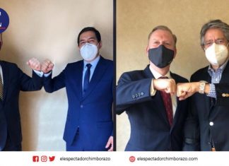 Arauz y Lasso dialogaron sobre relación bilateral Los candidatos finalistas a la presidencia de Ecuador, Andrés Arauz y Guillermo Lasso se reunieron por separado con el embajador de Estados Unidos en Ecuador, Michael J. Fitzpatrick. Fuente: EFE.