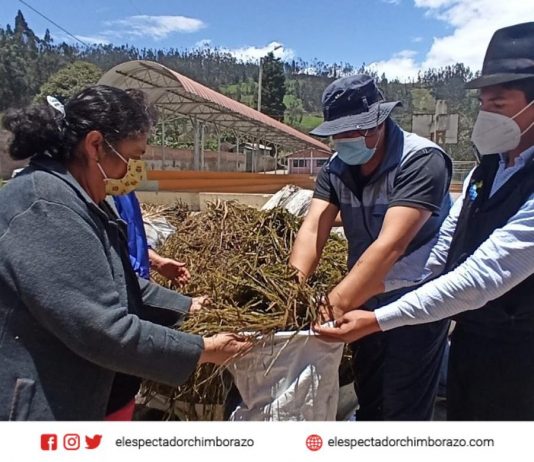 Llega ayuda humanitaria a zonas afectadas por la ceniza del Sangay #MAGActivado / Fardos de material conservado. Foto: MAG.