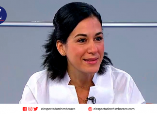 Muñoz señalada por la vacunación en el Club Rotario