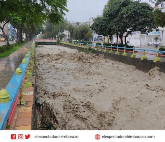 Varios cantones en emergencia por fuertes lluvias Loja en peligro se desborda el río Malacatos.