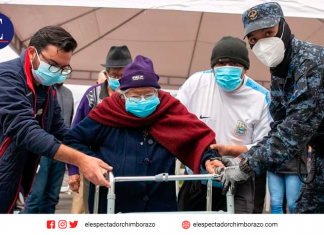 Los adultos mayores en Riobamba, acceden a la vacuna