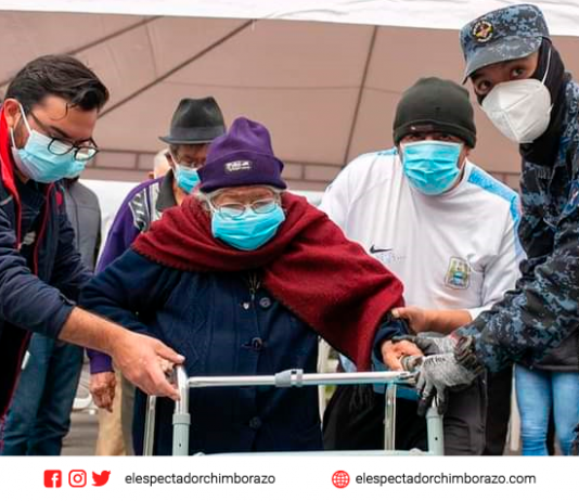 Los adultos mayores en Riobamba, acceden a la vacuna
