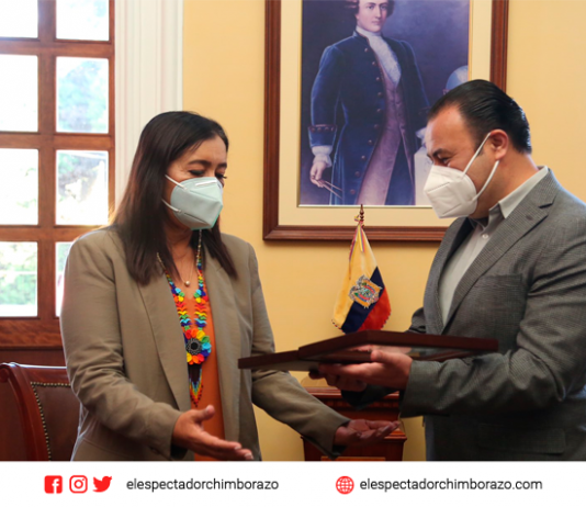 Guadalupe Llori recibió Bastón de Mando y las llaves de la ciudad en Riobamba