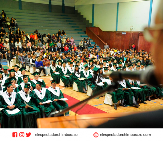 Se aprueban protocolos para realizar ceremonias de grado presenciales